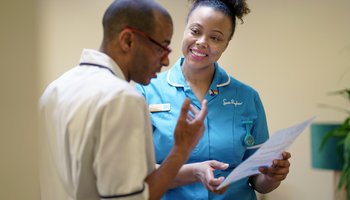 img-inline-nurses-talking