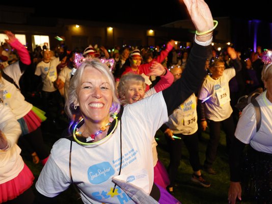 A large crowd of Starlight Hike walkers dancing during the Clubbercise warm up